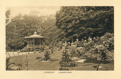 3598 Gezicht op het singelplantsoen bij het Lucasbolwerk te Utrecht, met links de muziektent.
